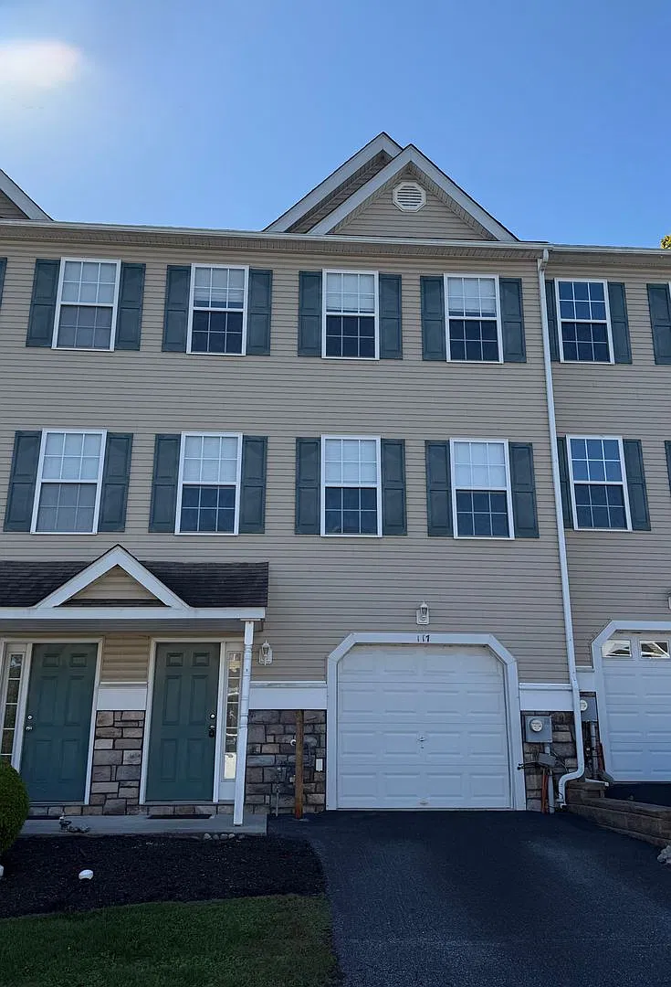 3 Bed Townhome - Aston — Photo 1