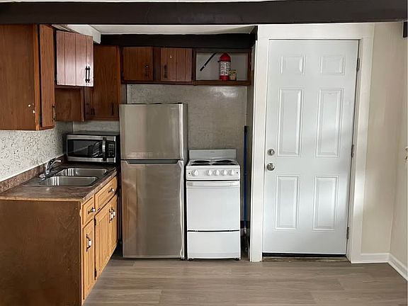 2nd image of 925 Butternut St #1