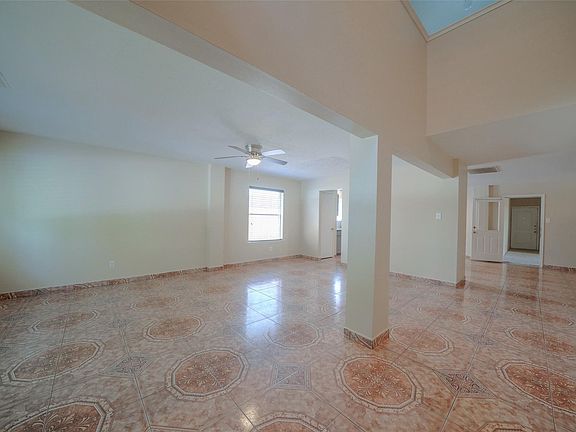 3rd image of 830 Willow West Dr