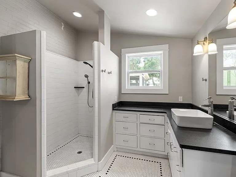 605 W Schubert St — Photo 6
