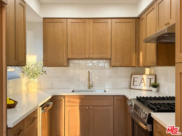 4579 Ambrose Ave APT 8, Los Angeles, CA 90027