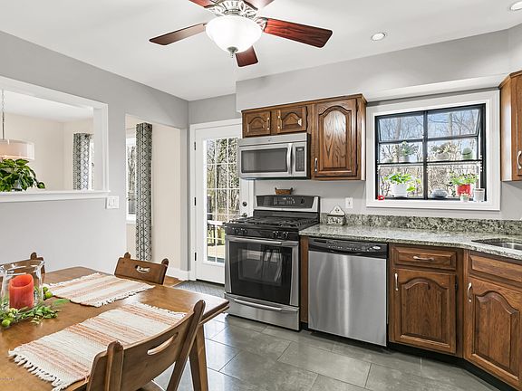 4th image of 18 Henry Dr