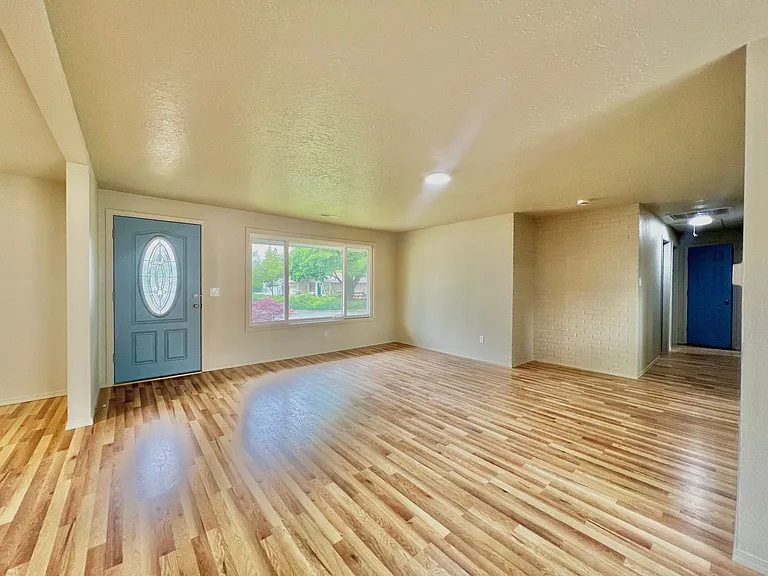 2020 SE 154th Ave — Photo 5