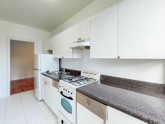 2nd image of 4960 Broadway #4R