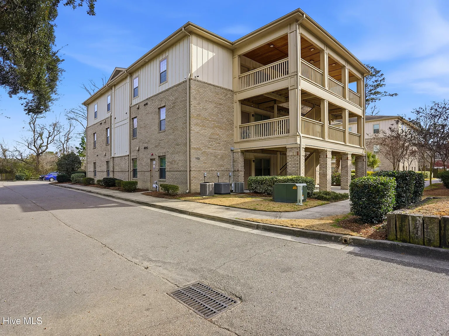 2 bed, 2.0 bath, 891 sqft, $1,600 — Photo 3