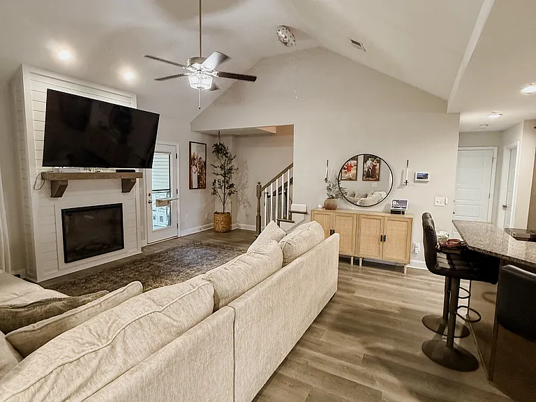 1201 Elizabeth Ln — Photo 7