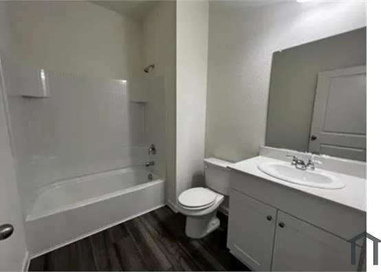 5 bed, 2300 sqft, $3,500 — Photo 3