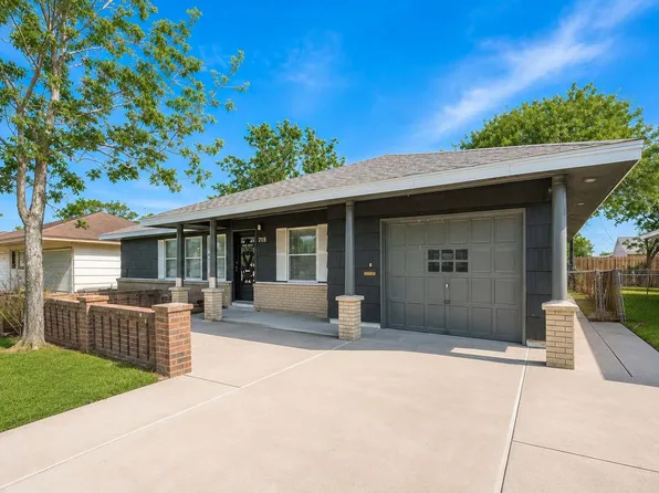 715 W 9th St, Freeport, TX 77541