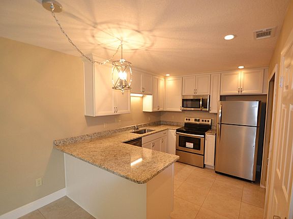 Updated kitchen. Soft-close doors & drawers. Stainless steel appliances.