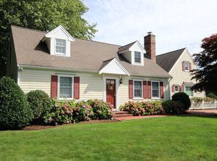 17 Packet Ln, Falmouth, MA 02540