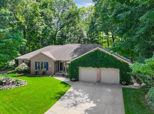 1040 Village Green Ct, Green Bay, WI 54313