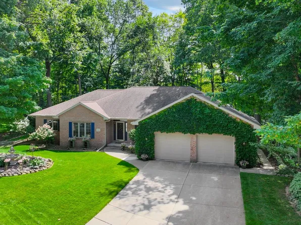 1040 Village Green Ct, Green Bay, WI 54313