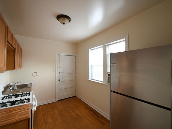 2nd image of 2740 W Granville Ave #2