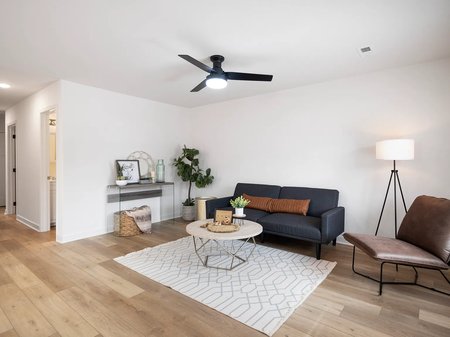 3 bed, 1161 sqft, $1,990 — Photo 2
