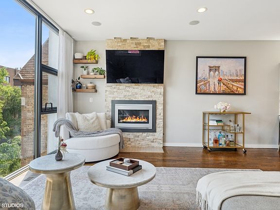 3rd image of 1530 W Chestnut St #3