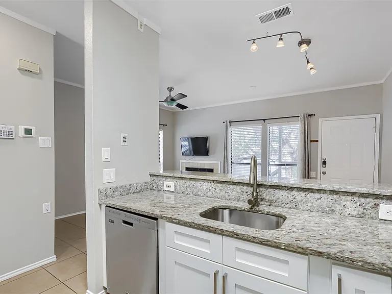 802 S 1st St #206 — Photo 6