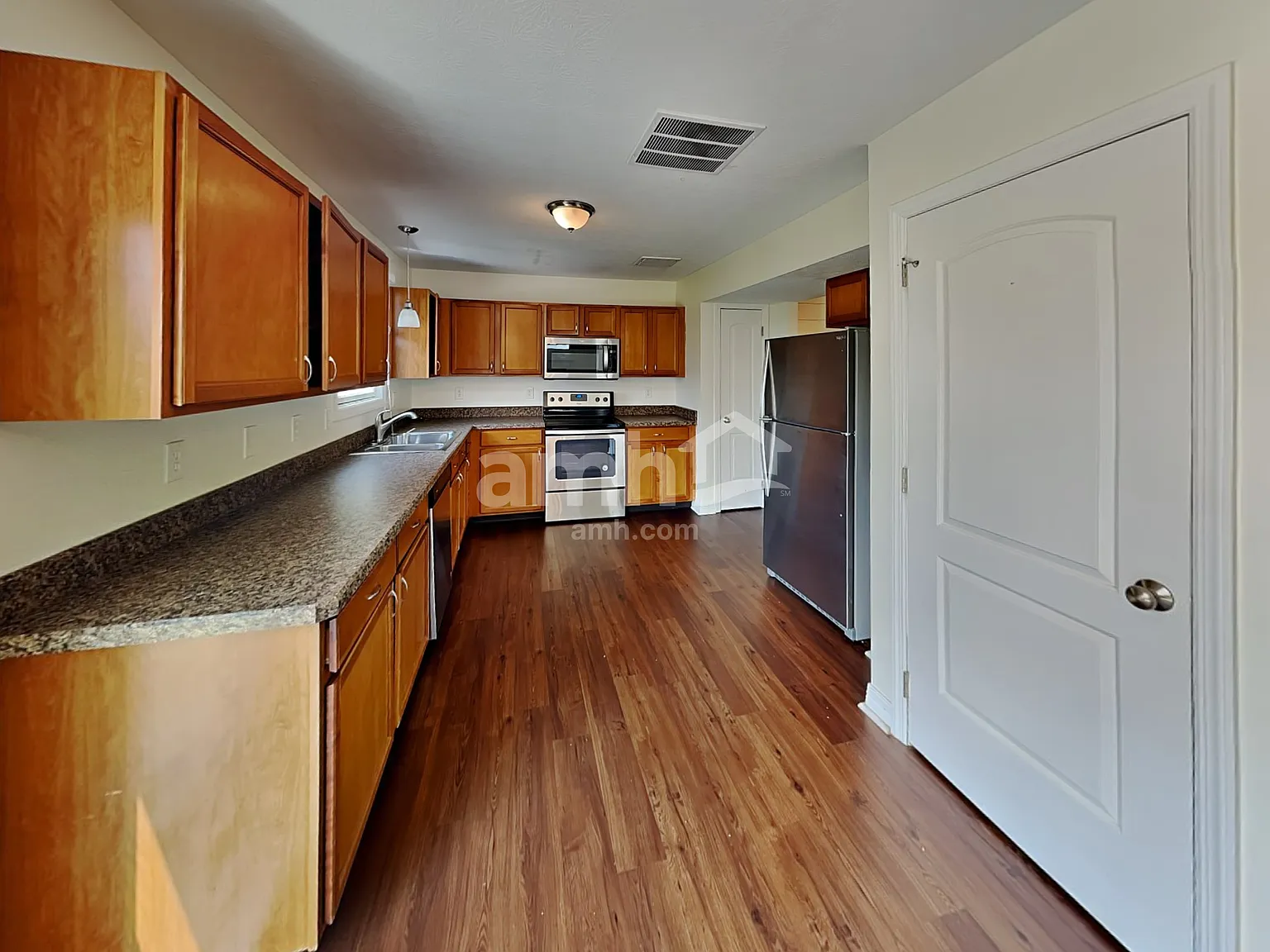 3 bed, 2.5 bath, 1498 sqft, $2,255 — Photo 3