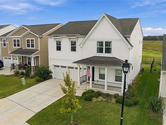 3rd image of 187 Peck Ln