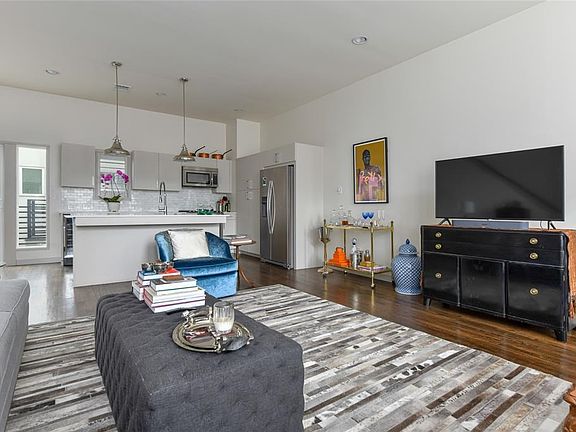 3rd image of 4921 Hornsby Pl