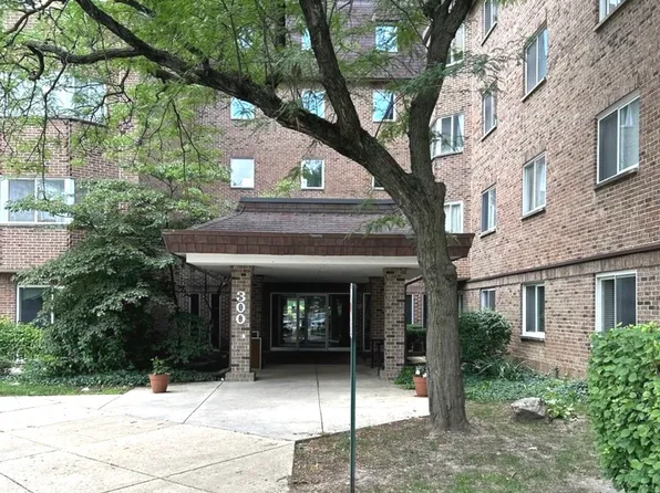 300 S Roselle Rd APT 419, Schaumburg, IL 60193