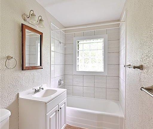 4th image of 2115 N Lesley Ave