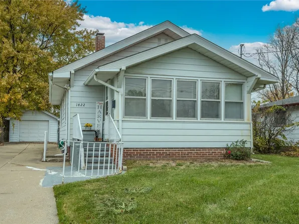 1422 E Pleasant View Dr, Des Moines, IA 50320