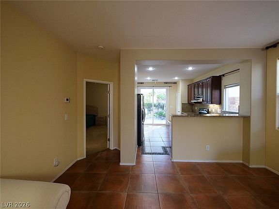 5th image of 924 Percy Arms St