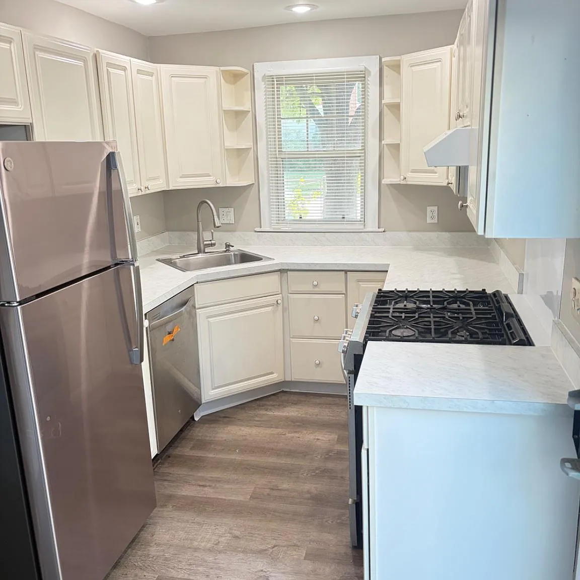4 bed, 1.0 bath, 1352 sqft, $3,750 — Photo 2