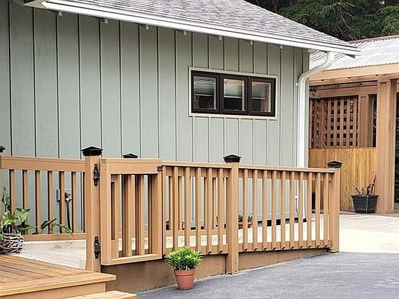 4th image of 3572 SE Dune Ave