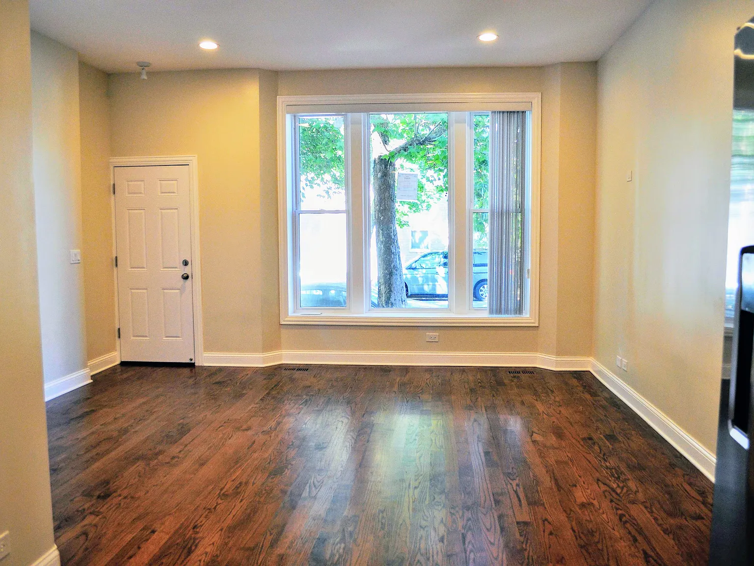 3 bed, 1000 sqft, $1,900 — Photo 3