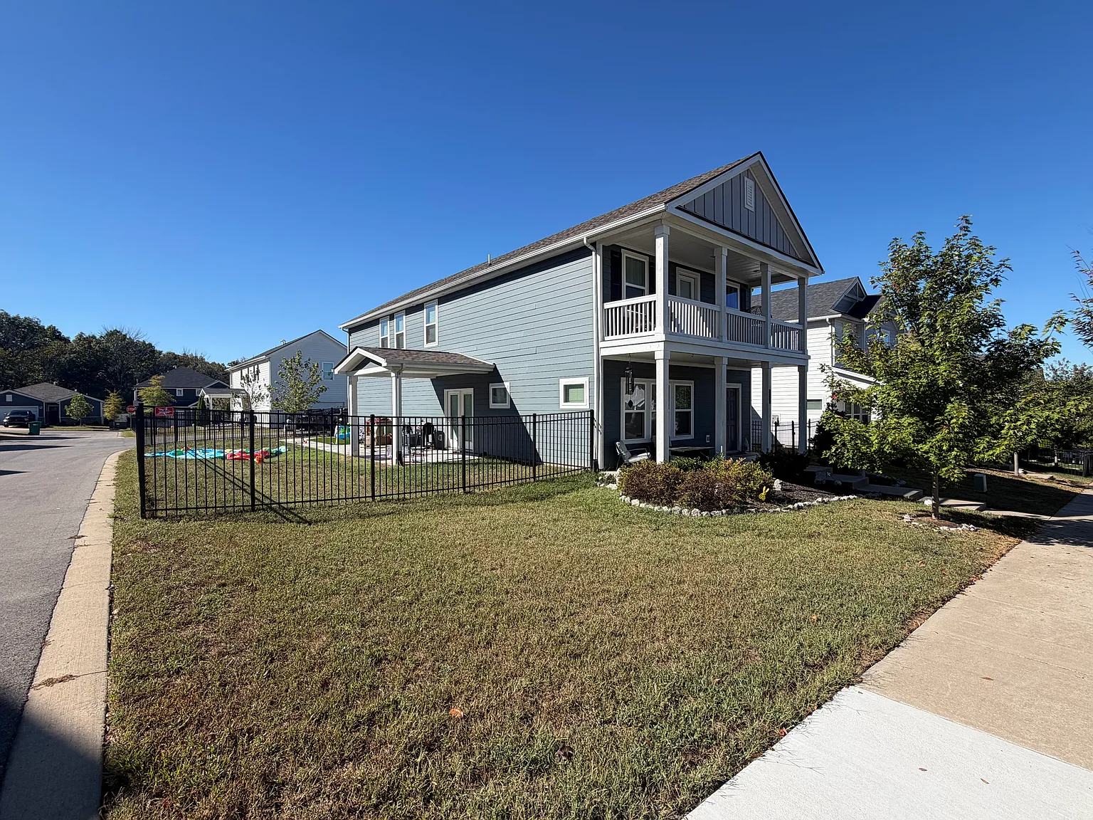 3 bed, 2.5 bath, 2304 sqft, $2,800 — Photo 2