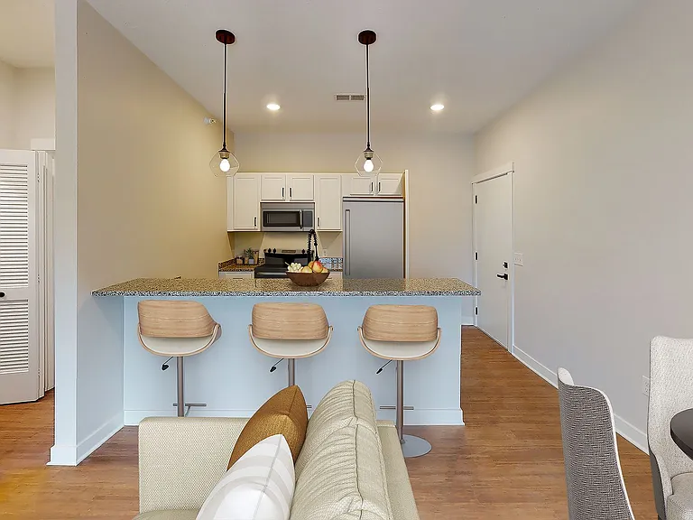 REO Gateway Apartments — Photo 4