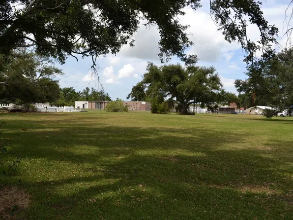 1 Oakridge Dr, Golden Meadow, LA 70357