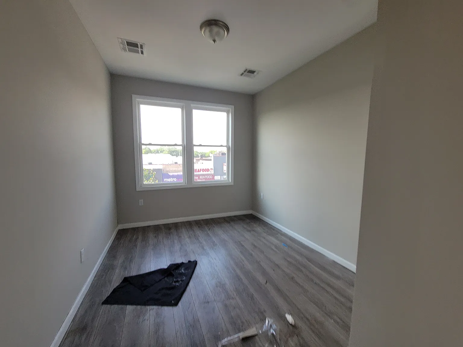 3 bed, 1050 sqft, $2,300 — Photo 3