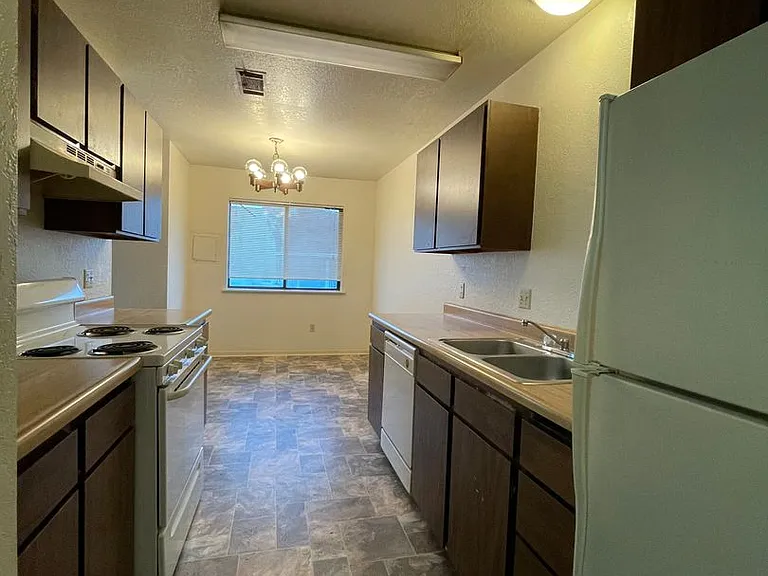 2500 Hubbard Ln — Photo 4