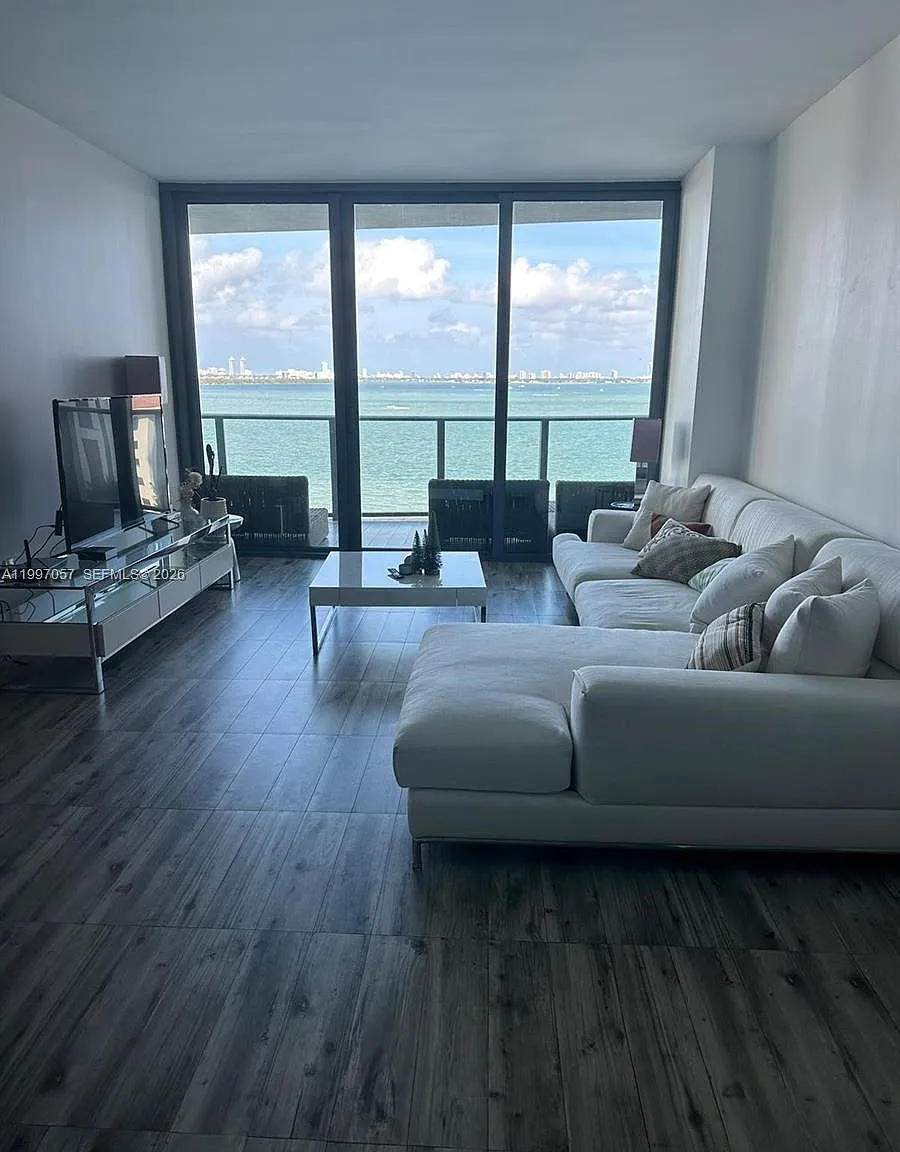 Icon Bay Condo — Photo 2