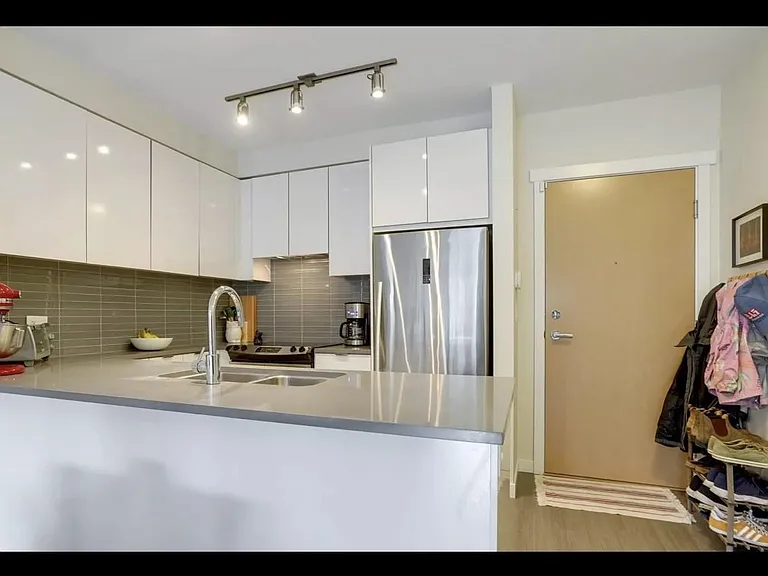 9877 University Cres #103 — Photo 5