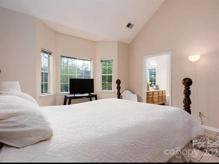 8400 Earlham Ct — Photo 6