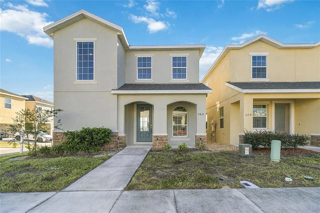 3 bed, 2.5 bath, 2191 sqft, $2,100 — Photo 1
