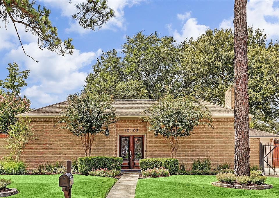 Welcome to 12123 Attlee in Briar Lake! Beautiful landscaping, pavered walkway, and automatic driveway gate.