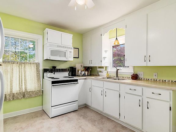 5th image of 135 E Schreyer Pl