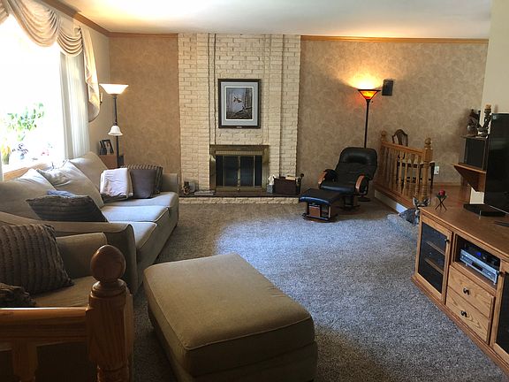 3rd image of 700 E Hillcrest Dr