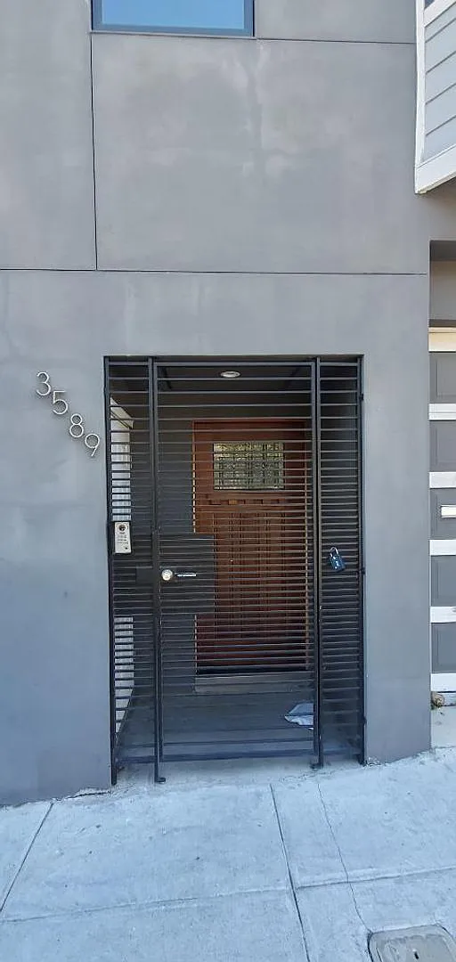 Re-imagine the Bayview with this beautiful corner 3-story townhome available for rent! — Photo 4