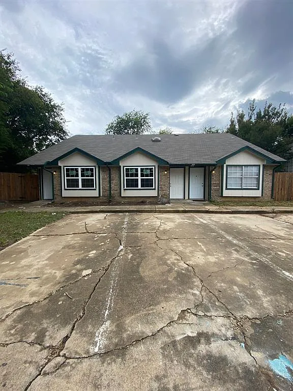 311 Kings Way Dr — Photo 1