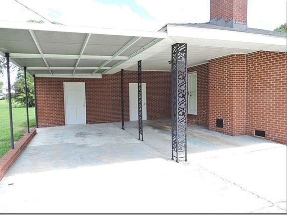5th image of 2223 Imperial Ave E