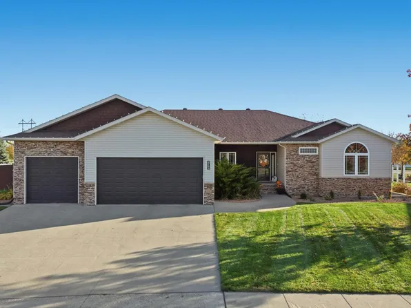 4704 Woodhaven St S, Fargo, ND 58104