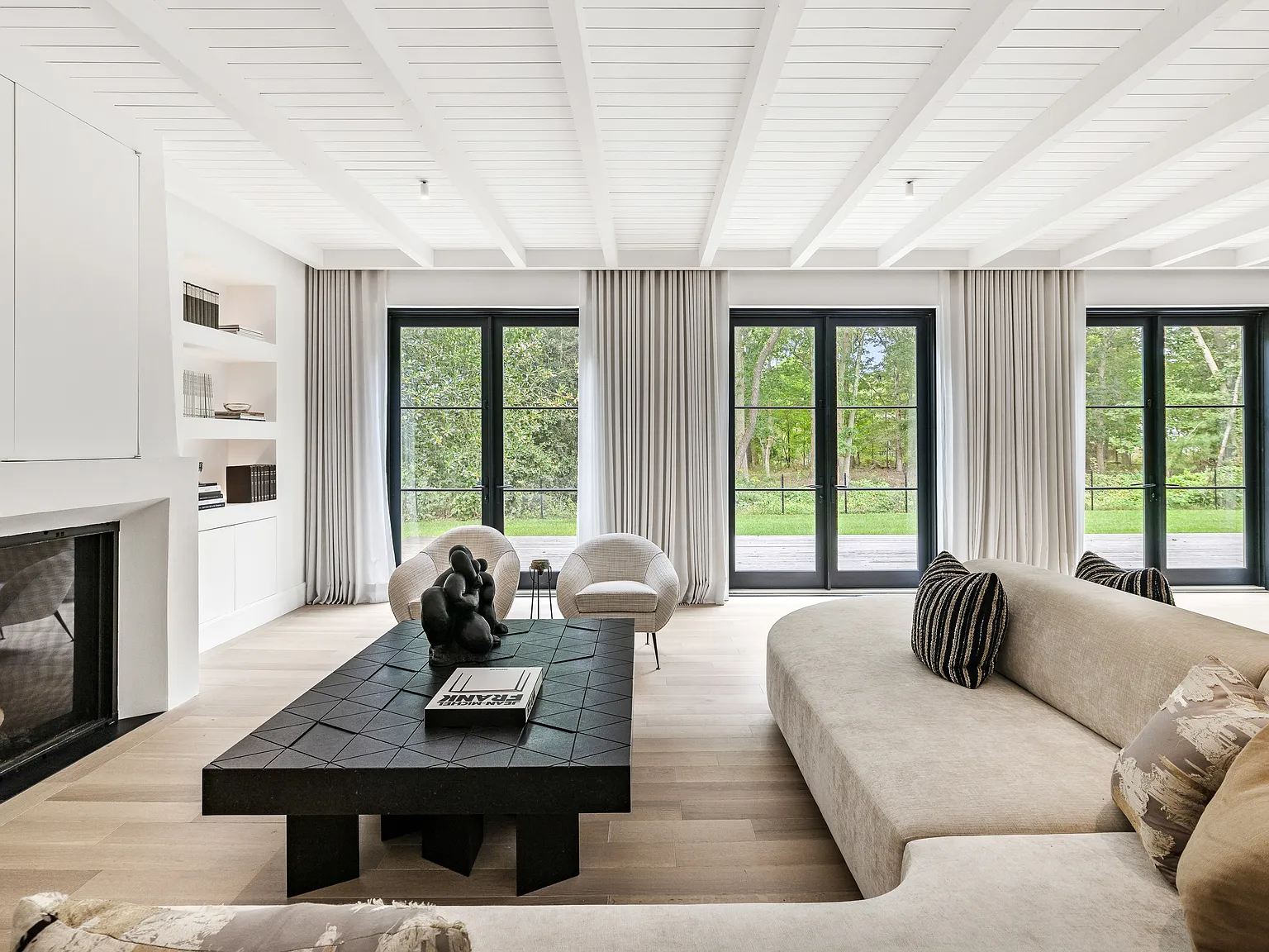 Exclusive Designer Retreat in Water Mill — Photo 4