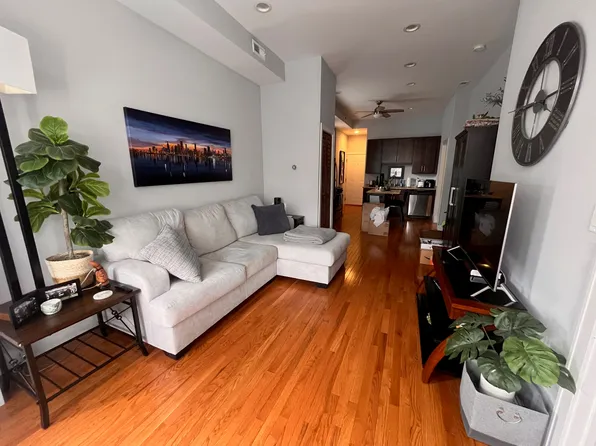 1512 W Erie St APT 2F, Chicago, IL 60642