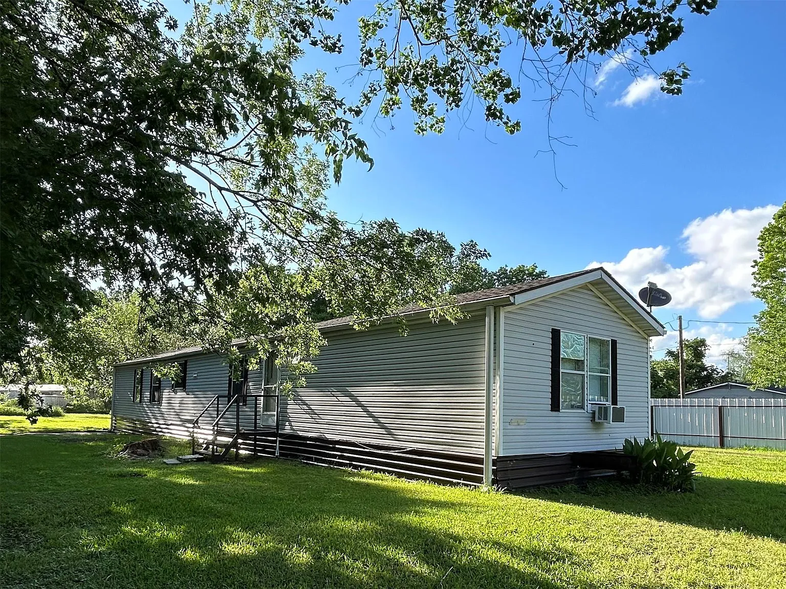 3 bed, 2.0 bath, 1216 sqft, $1,500 — Photo 1