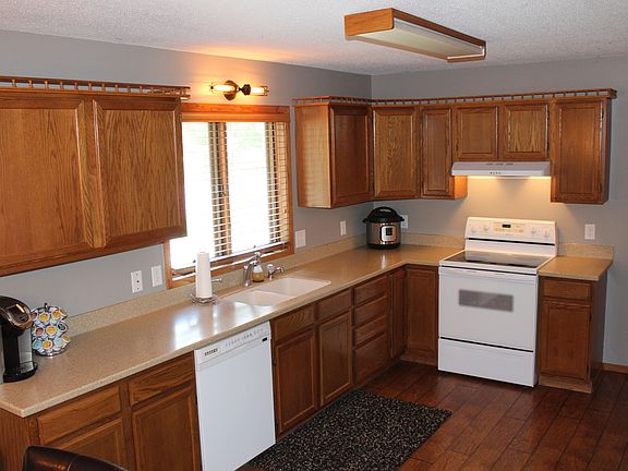 5th image of 102 E 26th St